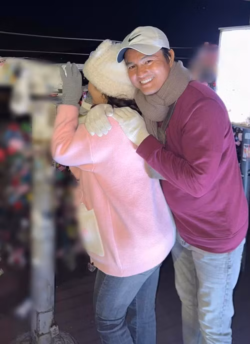 Cao Minh Đạt ôm vợ trong chuyến đi Hàn Quốc.