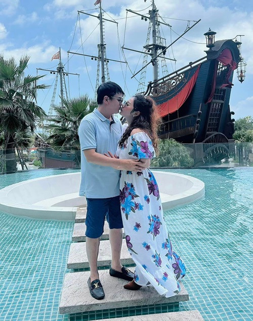 Cao Minh Đạt và Trúc Trương không ngần ngại thể hiện tình cảm dành cho nhau nơi đông người.