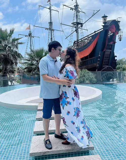 Cao Minh Đạt và Trúc Trương không ngần ngại thể hiện tình cảm dành cho nhau nơi đông người.