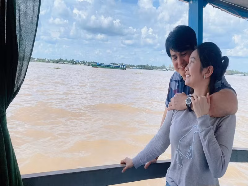 Vợ Cao Minh Đạt tên Trúc Trương, kém chồng 8 tuổi và không hoạt động nghệ thuật.