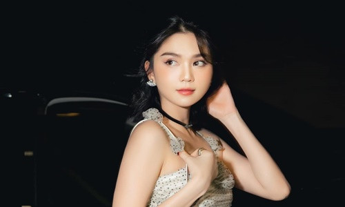 Ngoc Trinh bi dinh an treo, showbiz co 