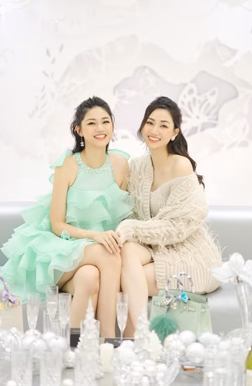 Là em gái của Trà My, Á hậu Thanh Tú có chiều cao 1m81. Hiện tại, cả hai nàng hậu đều đã có hai con. Ảnh: FBNV.