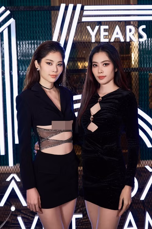 Lệ Anh - Nam Em (phải) cũng là cặp chị em song sinh. Lệ Nam sở hữu gương mặt ưa nhìn cùng vóc dáng gợi cảm với số đo 3 vòng 87- 60 -93 cm, cao 1m75. Ảnh: FBNV.