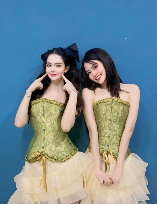 Bảo Anh - Bảo Trân (phải) sinh năm 1993, là cặp chị em song sinh. Bằng Cường - chồng Bảo Anh từng chia sẻ, do hai chị em quá giống nhau đôi khi anh vẫn bị nhầm người này với người kia. Ảnh: FBNV.