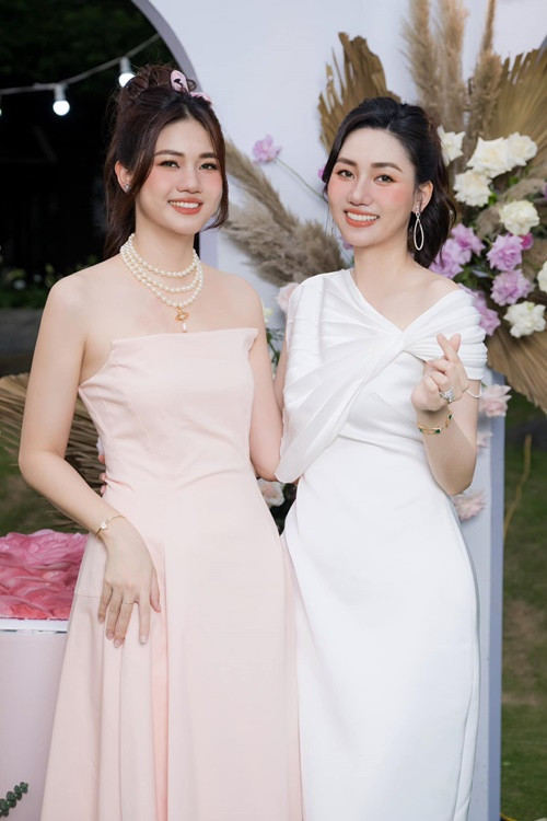 Á hậu Ngô Trà My (trái) là một trong những mỹ nhân siêu vòng ba. Thời thi Hoa hậu Hoàn vũ Việt Nam 2015, vòng 3 của cô là 103 cm. Ảnh: FBNV.