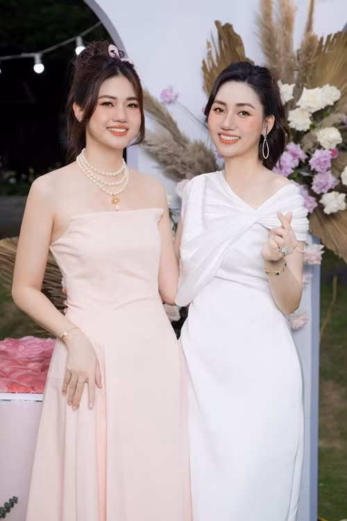 Á hậu Ngô Trà My (trái) là một trong những mỹ nhân siêu vòng ba. Thời thi Hoa hậu Hoàn vũ Việt Nam 2015, vòng 3 của cô là 103 cm. Ảnh: FBNV.