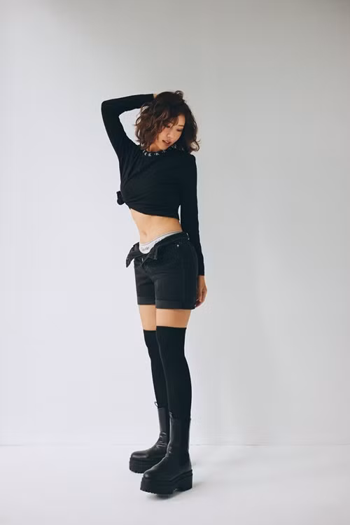 Min cao 1m65, nặng 53 kg. Cô được nhiều người nhận xét ngày càng trẻ trung, gợi cảm.