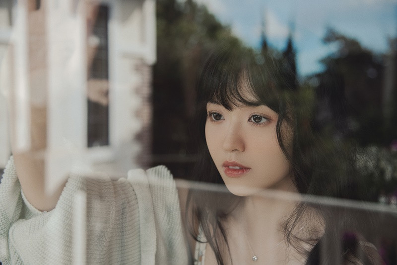 Suni Hạ Linh tên thật là Ngô Đặng Thu Giang, sinh năm 1993 trong một gia đình có truyền thống nghệ thuật. Bố của Suni Hạ Linh là NSND Ngô Đặng Cường. Mẹ của cô là nghệ sĩ múa.