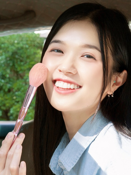 Suni Hạ Linh sở hữu vẻ đẹp trong trẻo. Fan đặt biệt danh cho cô là “Nữ thần thanh xuân”.