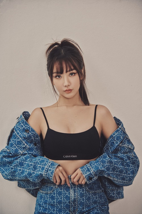 Do gương mặt có nhiều nét khác lạ so với ngày mới vào showbiz, Min bị đồn dao kéo.