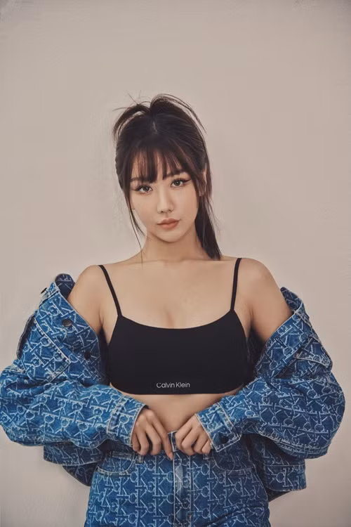 Do gương mặt có nhiều nét khác lạ so với ngày mới vào showbiz, Min bị đồn dao kéo.