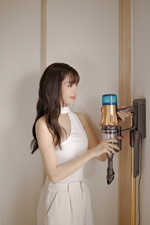 Tính đến tháng 8/2022, 6 MV của Min đạt trăm triệu view trên Youtube gồm: Có em chờ, Trên tình bạn dưới tình yêu, Ghen, Đừng yêu nữa, em mệt rồi, Bài này chill phết và Ghen Cô Vy.