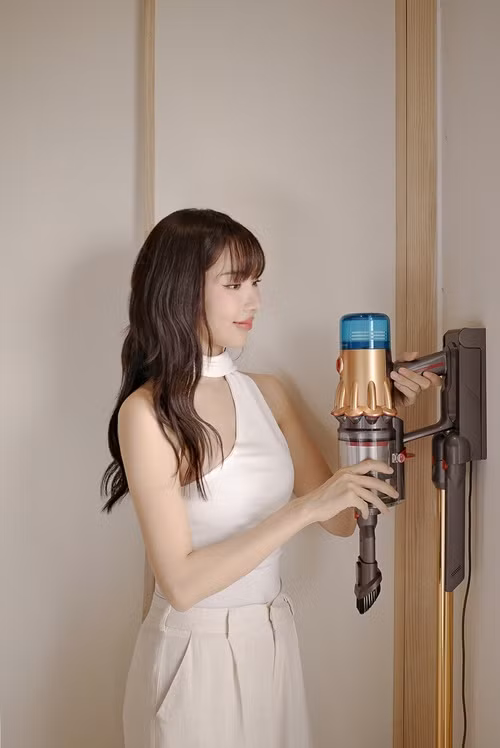 Tính đến tháng 8/2022, 6 MV của Min đạt trăm triệu view trên Youtube gồm: Có em chờ, Trên tình bạn dưới tình yêu, Ghen, Đừng yêu nữa, em mệt rồi, Bài này chill phết và Ghen Cô Vy.