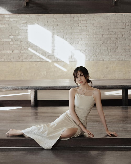 Min chuộng mặc trang phục gợi cảm khoe vẻ quyến rũ.