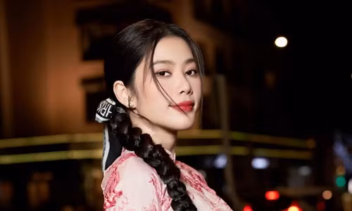 Nam Em livestream “boc tran” showbiz, noi dai thanh noi dai!