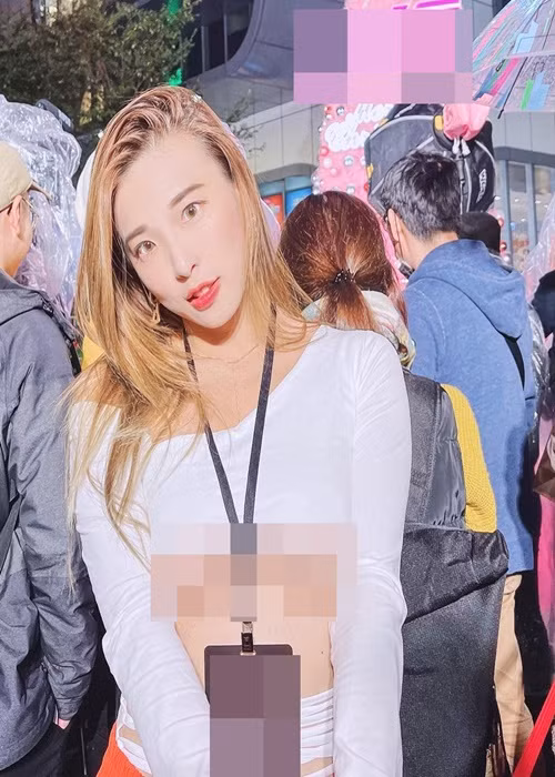 Trên phố đông người, cô nàng chẳng ngại ngần mặc mốt không nội y.