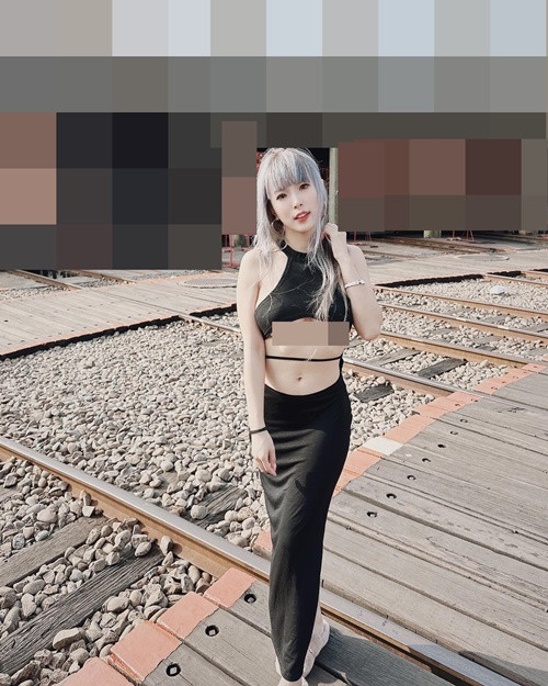 Bội Nhi "thả rông" vòng một trong những thiết kế khoe ngực, lưng.