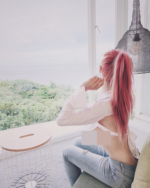 Triệu Bội Nhi mặc áo croptop, để vòng một "thả tự do" khi đi du lịch.