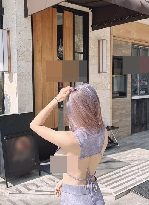 Hot girl họ Triệu mặc kiệm vải khi xuống phố khiến nhiều người đỏ mặt.