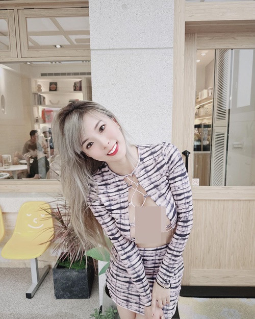 Lợi dụng hình thể gợi cảm với vòng một tròn đầy, Bội Nhi rất thích xuống phố với trang phục không nội y.