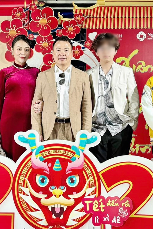 Phương Oanh xinh đẹp, rạng rỡ bên chồng dịp Tết. Ảnh: FBNV.