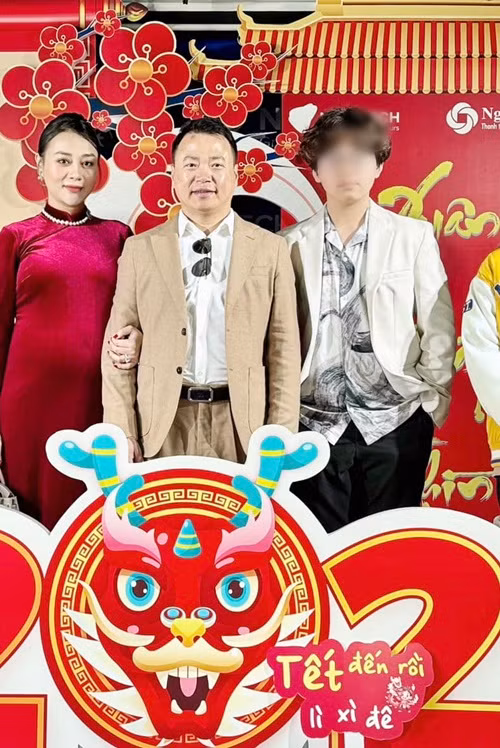 Phương Oanh xinh đẹp, rạng rỡ bên chồng dịp Tết. Ảnh: FBNV.