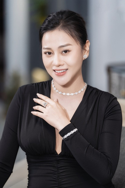 Dịp kỷ niệm 1 năm hẹn hò, Shark Bình từng tặng Phương Oanh gói thiết kế nội thất đắt tiền. Ảnh: FBNV.