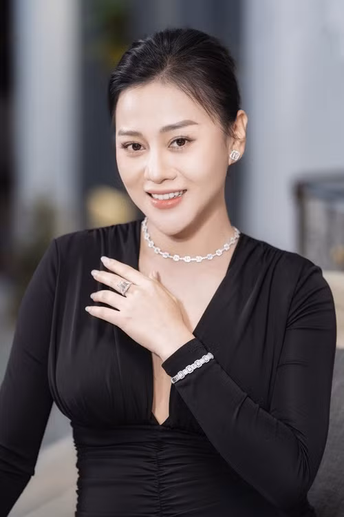 Dịp kỷ niệm 1 năm hẹn hò, Shark Bình từng tặng Phương Oanh gói thiết kế nội thất đắt tiền. Ảnh: FBNV.