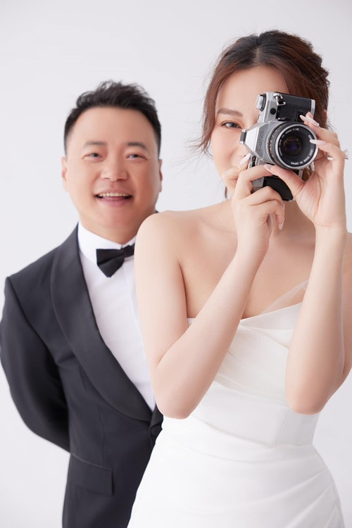 Ít ngày trước, Phương Oanh khoe được chồng bí mật tặng bộ trang sức kim cương. Ảnh: FBNV.