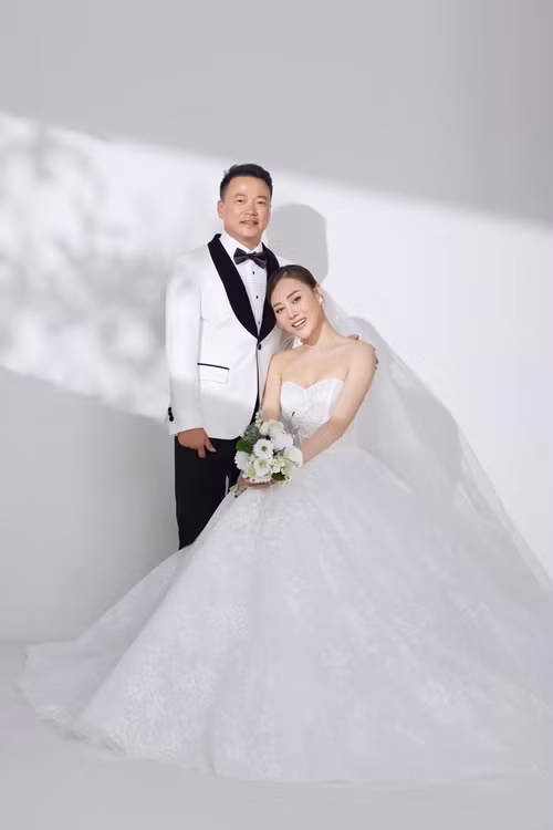 Phương Oanh - Shark Bình có nhiều khoảnh khắc tình tứ trong bộ ảnh cưới. Ảnh: FBNV.