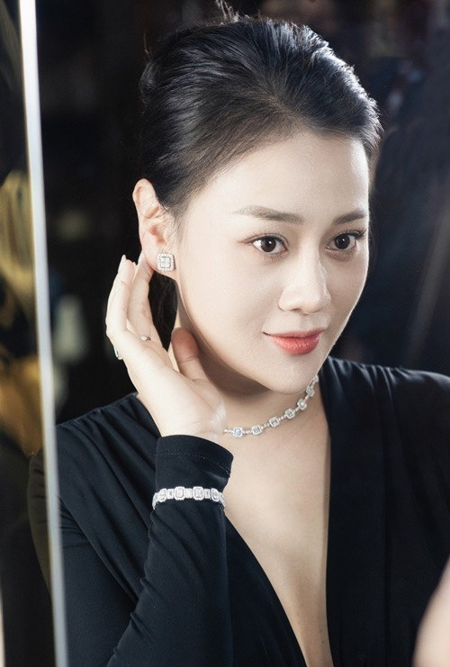 Cô nói thêm: "Giờ vẫn còn lâng lâng các bác ạ. Ông “Hồng Hài Nhi” này bây giờ biết lãng mạn và chịu khó gây bất ngờ cho vợ ghê không. Yêu thế chứ". Ảnh: FBNV.