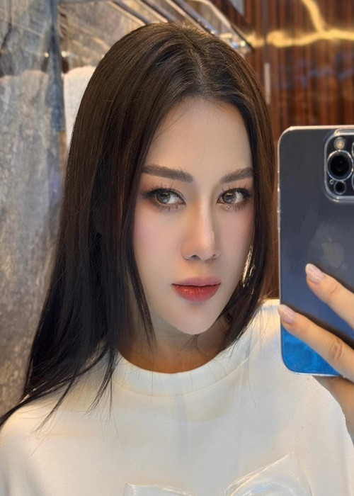 Phương Oanh mang bầu đôi sau lễ ăn hỏi với Shark Bình vào tháng 7/2023. Ảnh: FBNV.