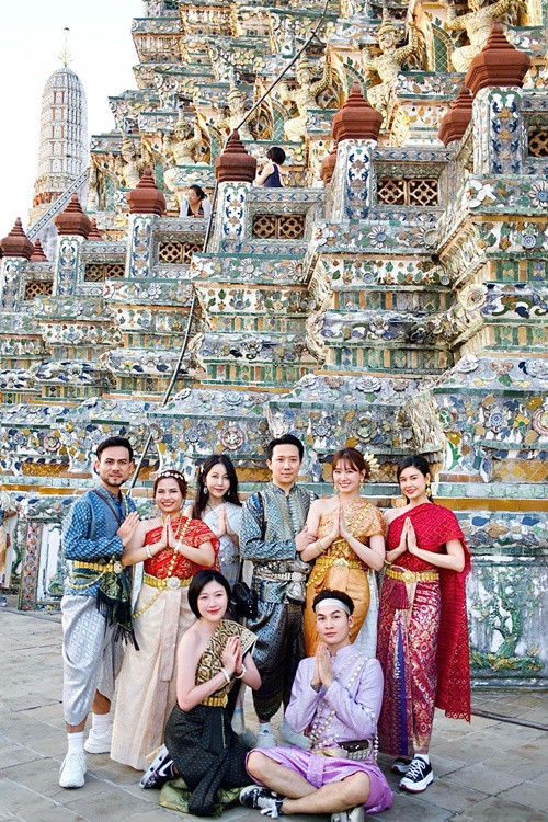  Trương Quỳnh Anh (ngoài cùng bên phải) vừa du lịch Thái Lan cùng vợ chồng Trấn Thành - Hari Won.