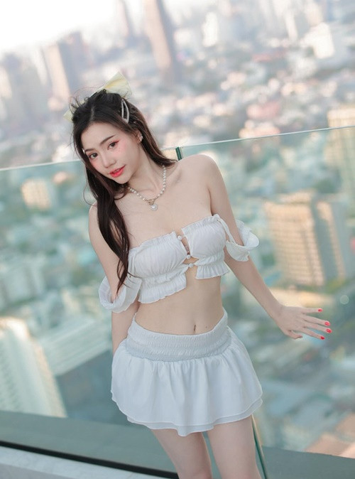 Cô nàng có vóc dáng thon gọn, làn da trắng ngần nên tự tin mặc nhiều mẫu trang phục.