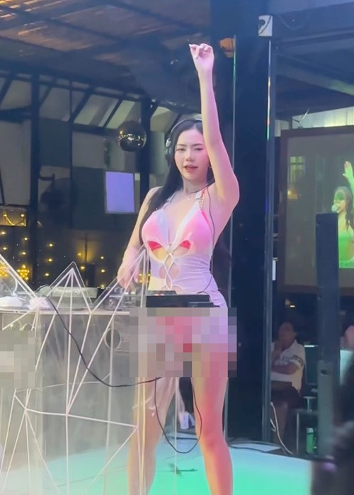 Cô nàng mặc áo tắm kết hợp cùng trang phục xuyên thấu khi làm DJ.
