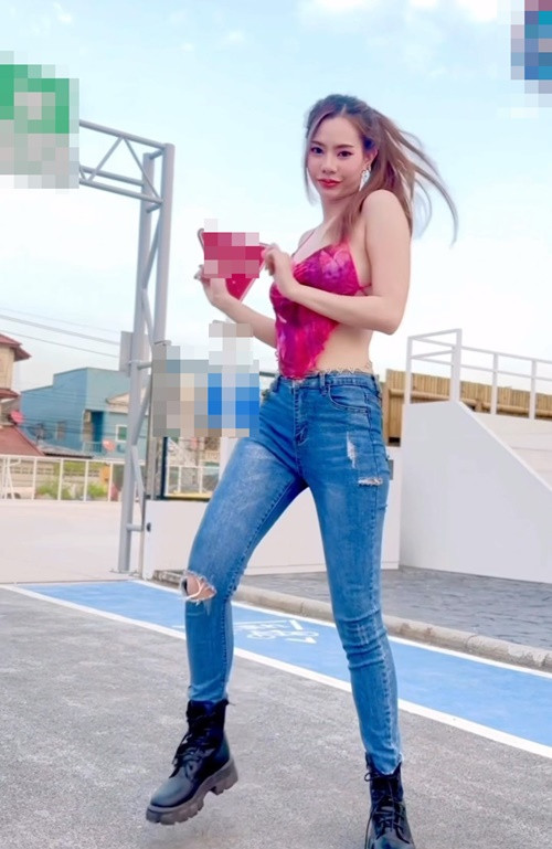 Hot girl người Thái Lan ăn mặc phóng khoáng mỗi khi nhảy múa.