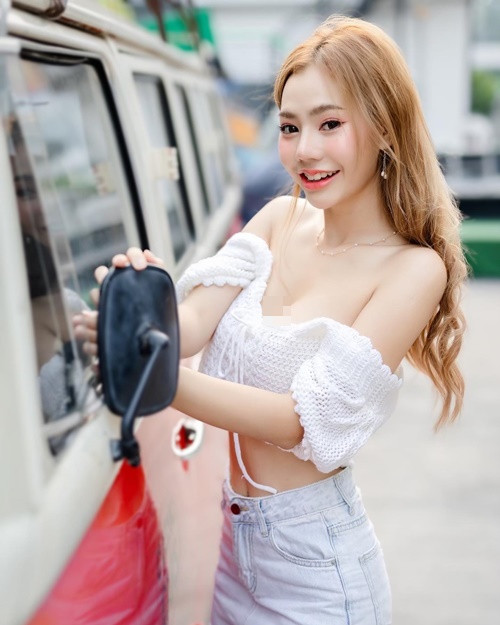 Nữ DJ sinh năm 1999 nhận được sự quan tâm của nhiều fan hâm mộ nhờ khả năng chơi nhạc, diện mạo khả ái cùng gu ăn mặc táo bạo.