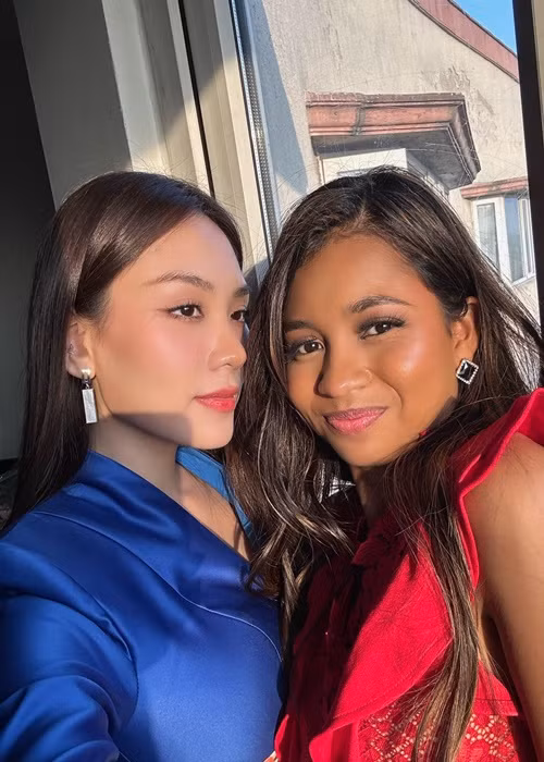 Mai Phương ghi điểm bởi sự thân thiện. Trên trang cá nhân, cô chia sẻ nhiều hình ảnh, video giao lưu với các thí sinh khác.