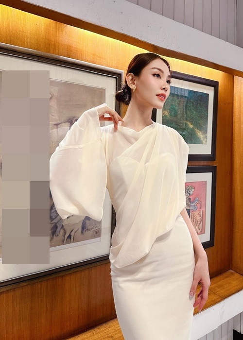 Mai Phương diện đầm trắng trong ngày thứ hai. Bức ảnh do đại diện Singapore - bạn cùng phòng của Mai Phương chụp.