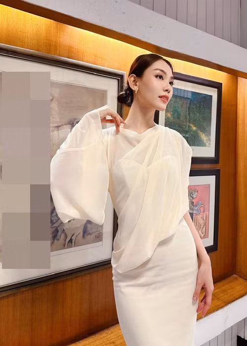 Mai Phương diện đầm trắng trong ngày thứ hai. Bức ảnh do đại diện Singapore - bạn cùng phòng của Mai Phương chụp.