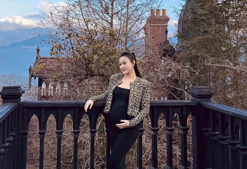 Nữ diễn viên tươi tắn, mặn mà dù mang bầu đôi.