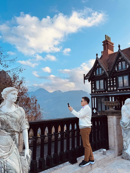 Chồng Phương Oanh được khen ngày càng phong độ.