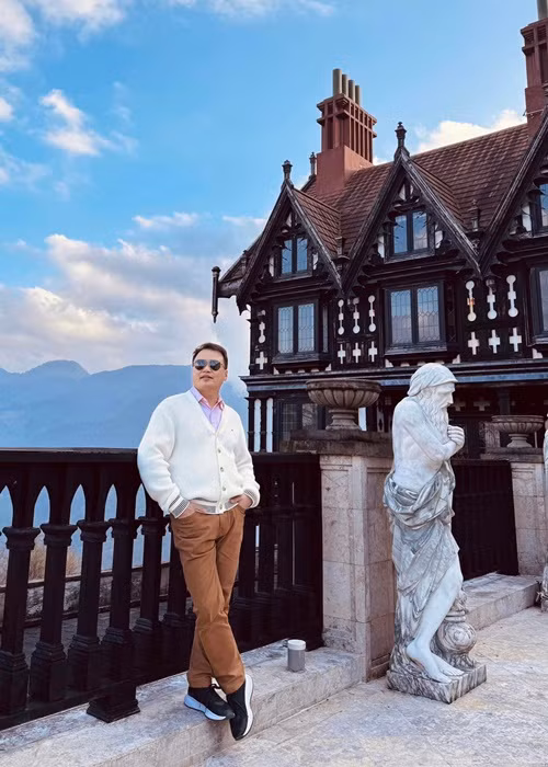 Trong chuyến du xuân, Shark Bình diện trang phục trẻ trung.