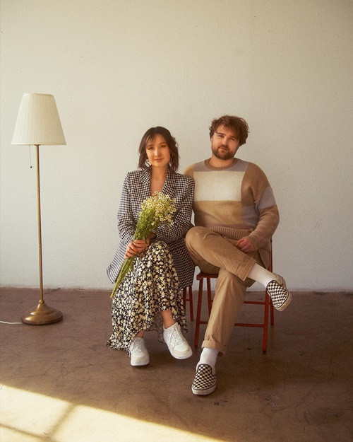 Anna Trương kết hôn với nhạc công Eric Derwallis vào năm 2022.