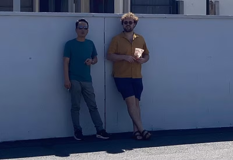 Nhạc sĩ Anh Quân thân thiết với con rể ngoại quốc.