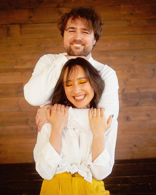 Vợ chồng Anna Trương xuất thân từ Berklee College of Music - trường đại học danh tiếng về âm nhạc tại Mỹ.