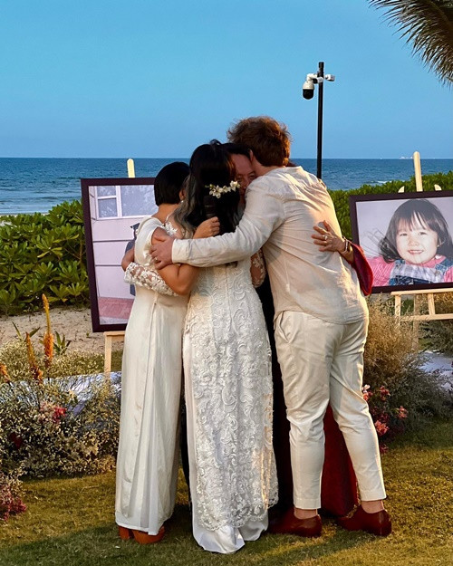 Mỹ Linh - Anh Quân ôm chầm vợ chồng Anna Trương trong đám cưới.