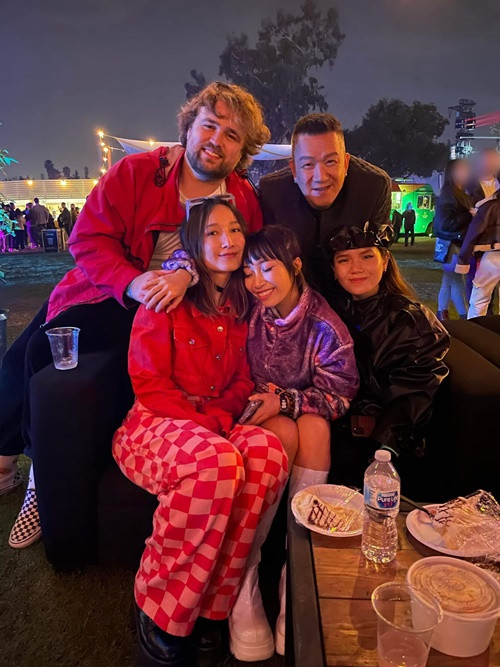 Nhạc công Eric Derwallis luôn sẵn sàng hỗ trợ công việc cho Mỹ Anh - em gái Anna Trương.