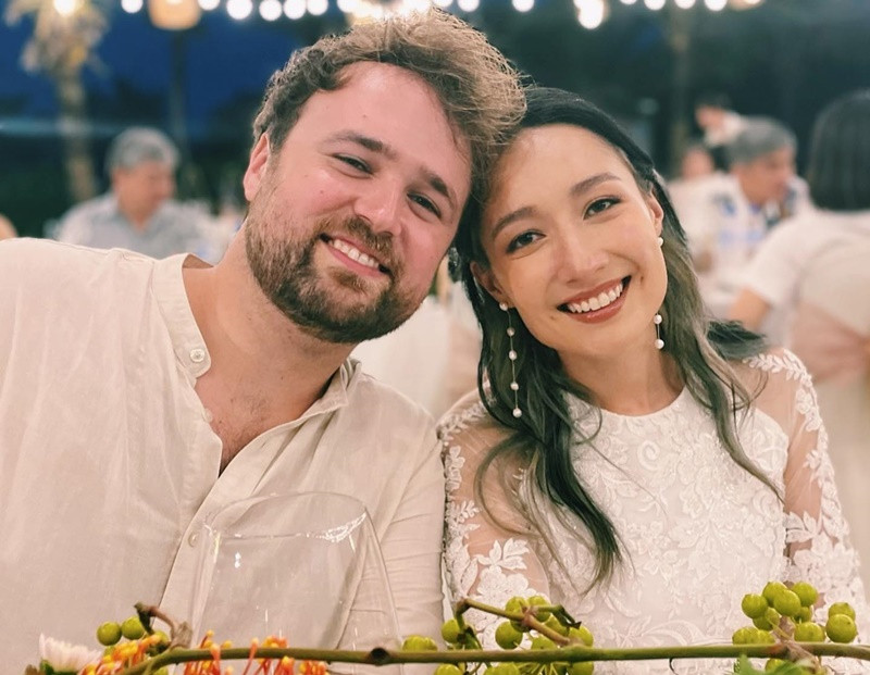 Anna Trương rạng ngời hạnh phúc bên chồng trong đám cưới tại Việt Nam.