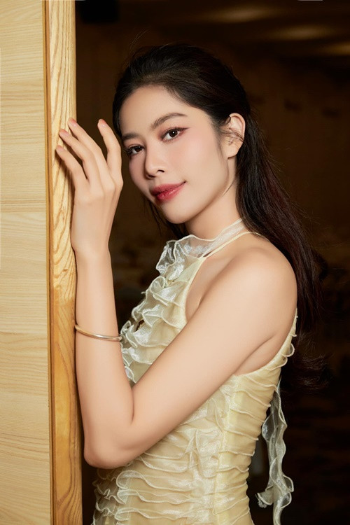 Giữa ồn ào tặng quà cho vợ Trường Giang, Nam Em lên tiếng. Cô chia sẻ với fan: “Để kể mấy chị nghe, bữa nay em đi tặng quà cho một nhân vật cũng có nhiều lịch sử với nhau. Em tặng với một cảm xúc bình thường thôi, thấy vui thì tặng thôi, xong tối giờ tràn qua chửi em. Mình tặng cho vui thôi mà, mình không cần cảm ơn, xong bên kia tràn qua chửi em không ra một cái thể thống gì. Ủa, sao mình tặng quà mà mình bị chửi? Mình không có mục đích gì hết”. Ảnh: FBNV.